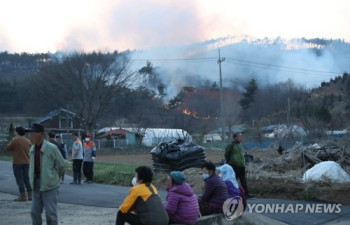 "이런 난리 처음" 민가까지 덮친 홍성 산불로 주민 발 동동
