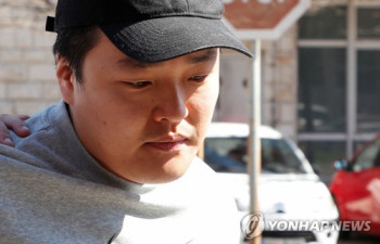 '테라·루나' 권도형 수갑찬 채로 법정 출두…긴장 역력