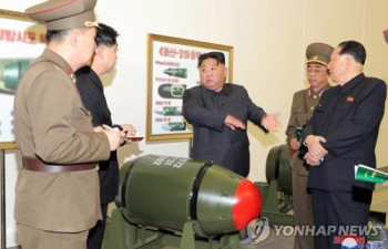 北, 전술핵탄두 '화산-31' 전격 공개…김정은 "핵무기생산 박차"