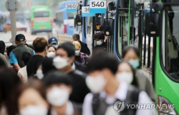 버스·지하철서 20일부터 '노마스크' 가능…"혼잡시간 착용권고"