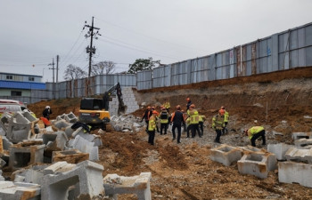 천안 공사장 옹벽 무너져 근로자 매몰…3명 심정지·의식불명