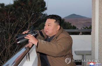 김정은 "핵전쟁억제력으로 적들에 두려움줘야"…딸과 ICBM 참관
