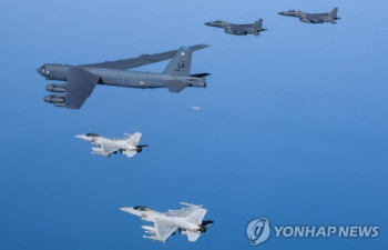 미 전략폭격기 B-52H 한달만에 다시 왔다…한국 F-35와 연합훈련