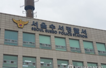 '피의자' 전직장관에 사건기록 보여준 경찰 수사관