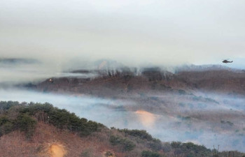 화천 사격장·양구 민통선 산불 이틀째…헬기 15대 진화 재개