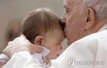 '즉위 10주년' 프란치스코 교황 "기념선물로 받고 싶은 건 평화"