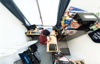 "변기 앉아서 요리 가능"…英 기자의 日 초소형 아파트 체험기