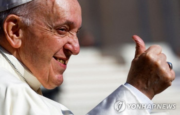 [월드&포토] '즉위 10주년' 프란치스코 교황의 상징적 장면 10가지