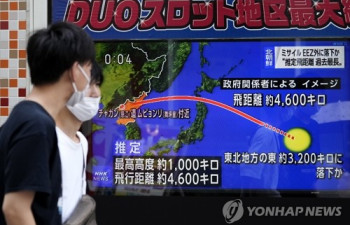 日정부 "北 ICBM급 미사일 70분 비행 뒤 日EEZ 밖 낙하"
