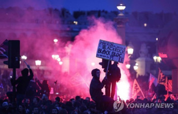 "'의회패싱' 마크롱 하야"…프랑스 연금개혁 반대시위 격화