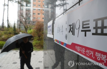 [4·5 재보선] '빗줄기 뚫고'…전북 전주을 투표소에 유권자 발길