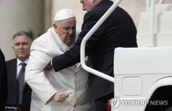 입원했던 프란치스코 교황 "의식 잃은 채 병원 도착"