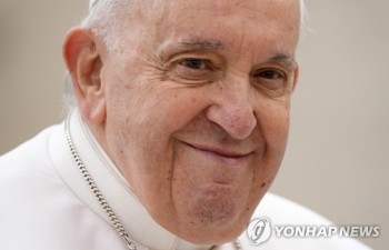 "교황, 기관지염 치료 호전…며칠 내로 퇴원"